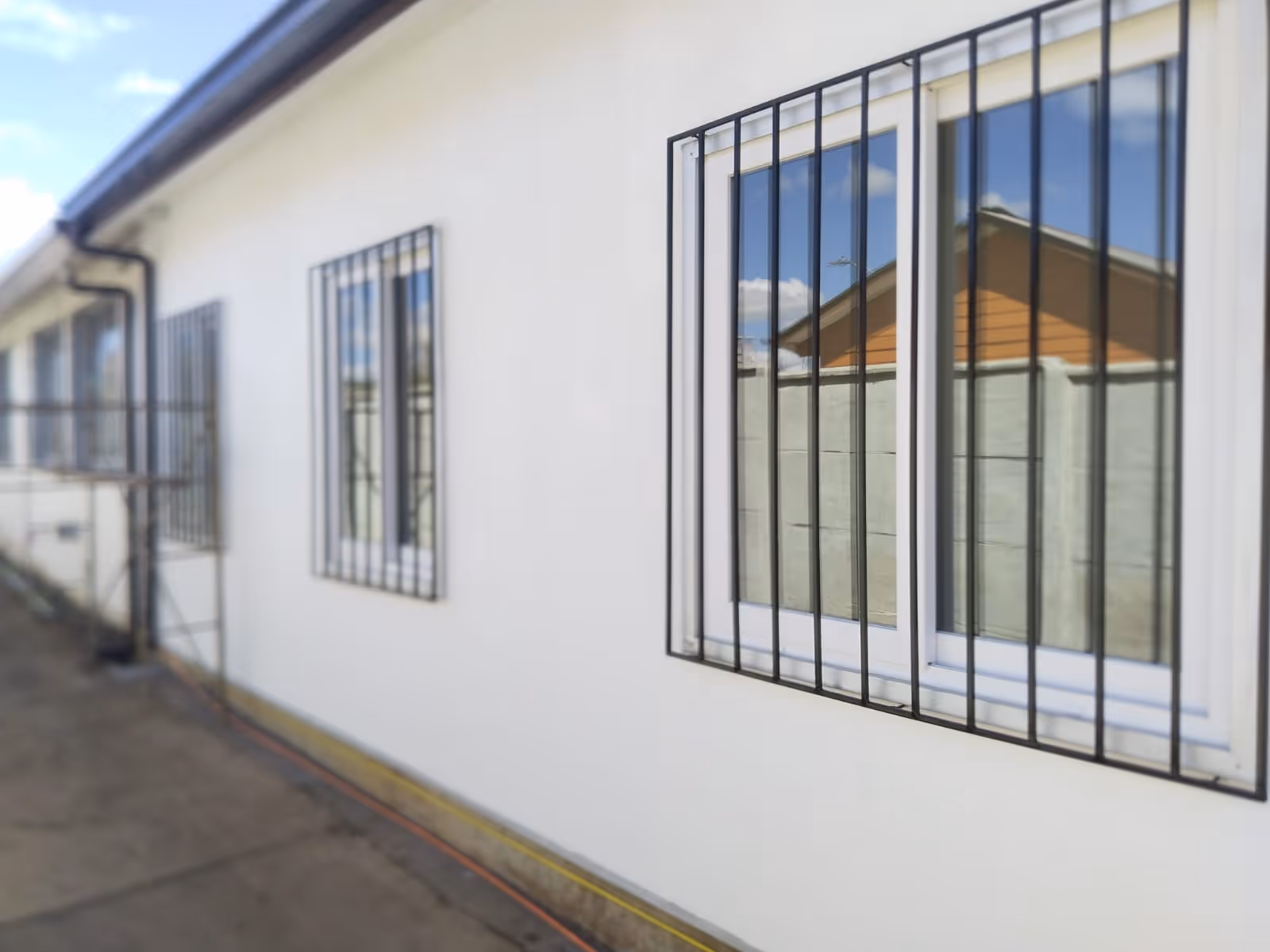 Ventana de PVC con protección instalada en fachada residencial (tst 2)